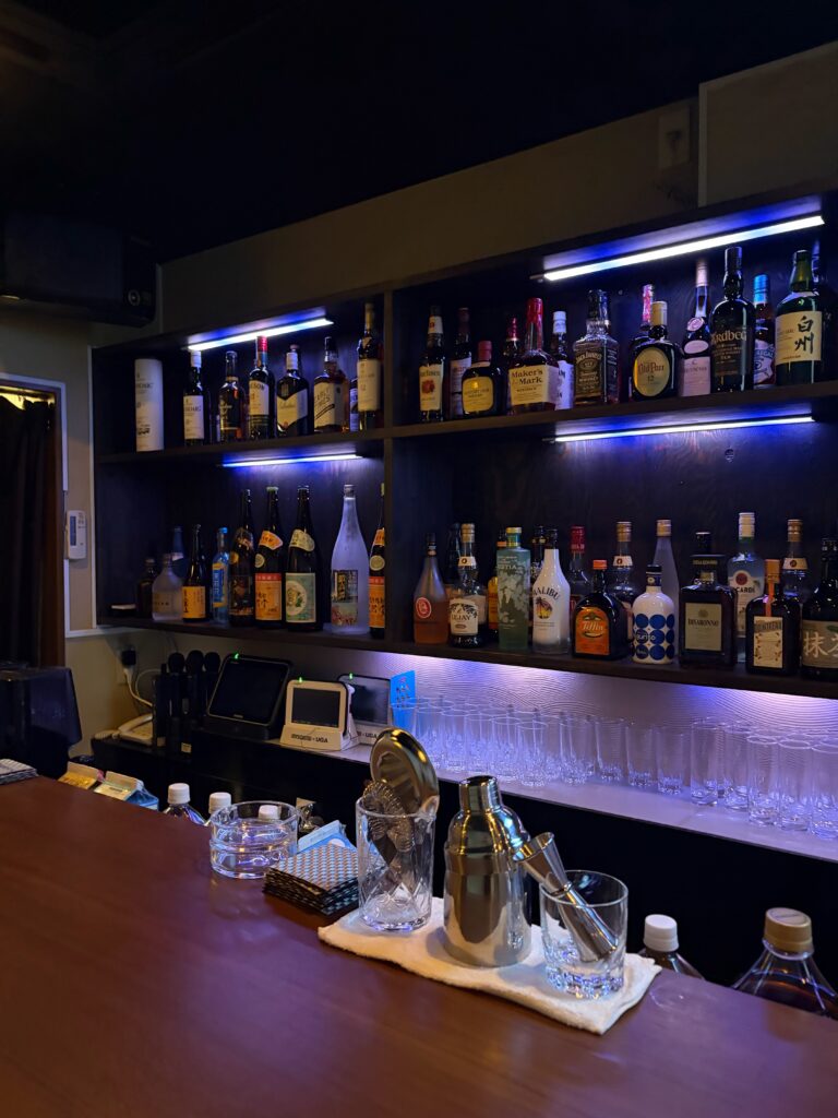 【梅田・堂山町】19時オープン!初心者&海外からのお客様大歓迎。日本のウイスキーとカラオケが楽しめるBar Lunora(Tourists Welcome!) line album 店内写真 260804 2